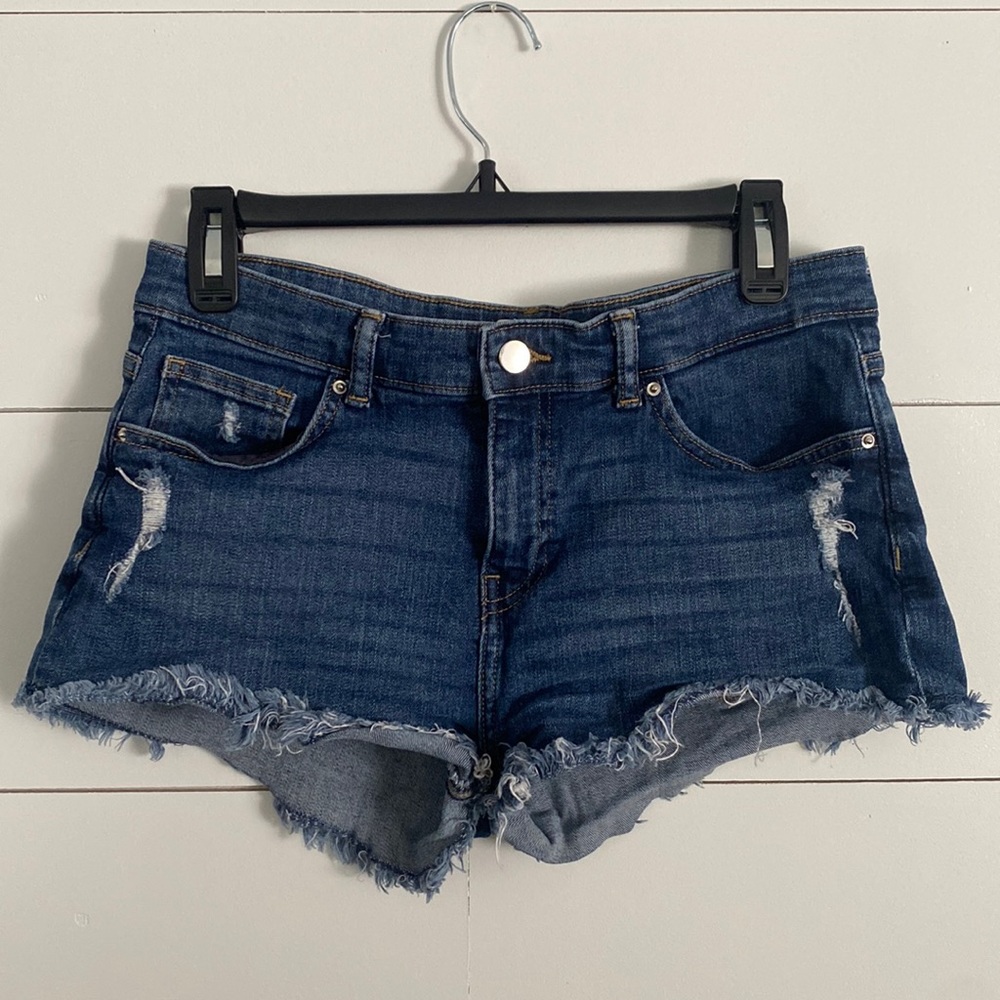 H&M JEAN SHORTS SIZE 10! DARKER WASH. GREAT CONDITION!